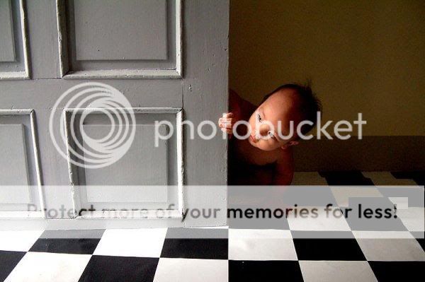 1193518331_edwinloyolapeakaboo.jpg